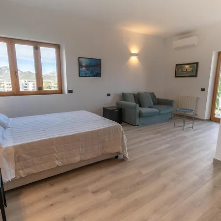 Antares And 招待所 奧爾比亞